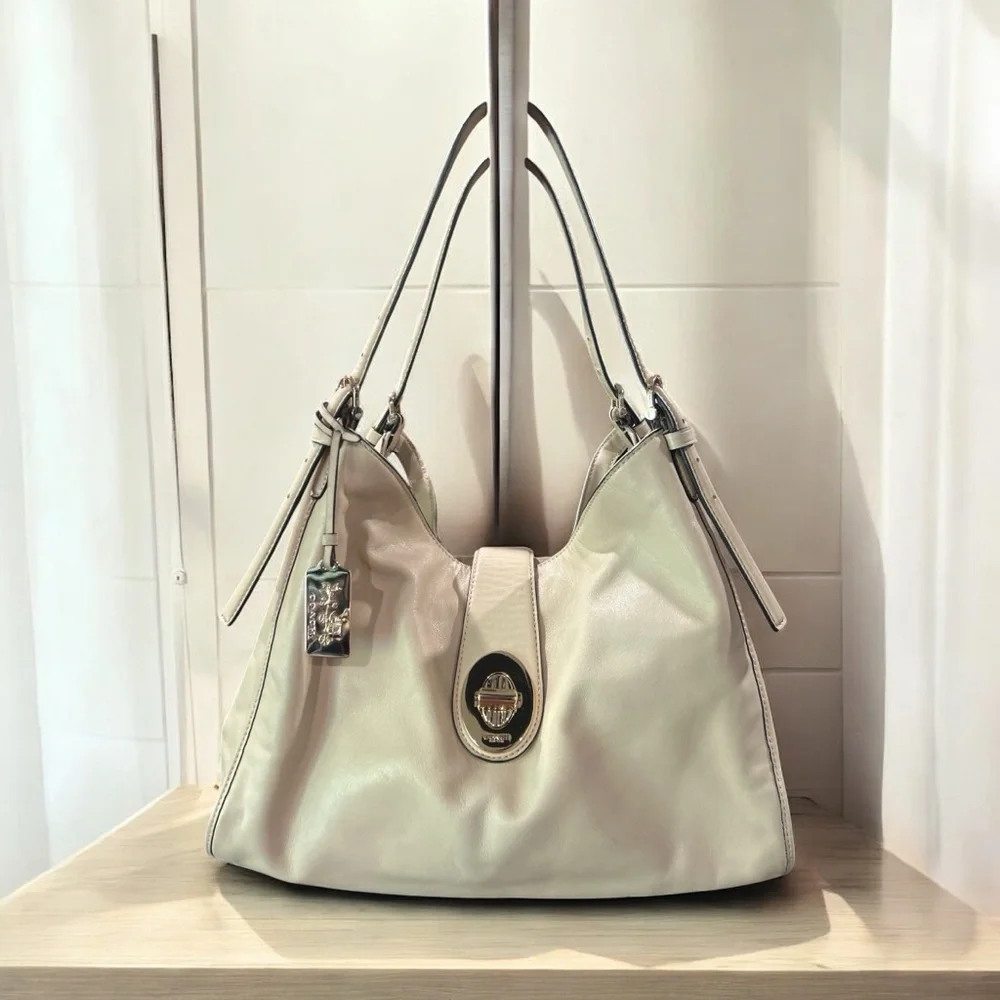 Coach Cream and Gold Hobo Bag with BUTTER SOFT LUXURIOUS LEATHER VERY CLASSY